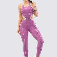 Enterizo deportivo seamless en color morado, diseño en espalda, costuras que crean visualmente una silueta perfecta.