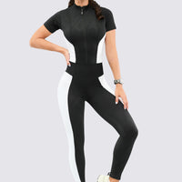 Enterizo deportivo color negro, con cierre frontal, diseño que mejora la silueta.