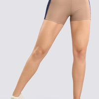 Short deportivo mocca, con detalles texturizados en color azul, pretina alta y diseño que mantiene todo en su lugar.