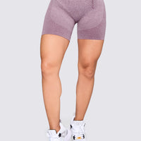 Short deportivo sin costuras color mora, con arrunche en los glúteos para crear un efecto de levantamiento y estilizar la figura.