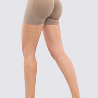 Short deportivo color moca, de tiro alto, push up en glúteos y textura seamless acanalada.