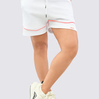 Short deportivo oversize, con cordón ajustable, bolsillos y detalles en venas naranjas