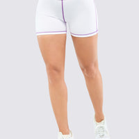 Short deportivo color blanco con detalles en venas moradas