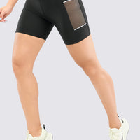 Biker deportivo de cintura alta, cruzado en V, de color negro con detalles en venas blancas y con paneles de malla lateral