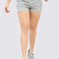 Short running color gris, con pretina ajustable y cordón.