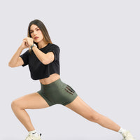 CAMISETA CROP NEGRA CON CORTES TRASEROS RVC