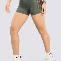 Short deportivo color verde, con mallas laterales, pretina alta, diseño ajustado que horma al cuerpo.