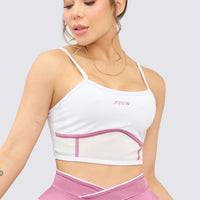 Top deportivo blanco con venas en color rosado y malla transpirable.