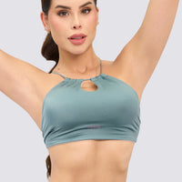 Top deportivo color gris, con tirantes ajustables.