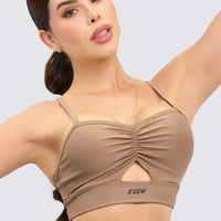 Top deportivo de tirantes, color mocca, fruncido delantero y arrunche.