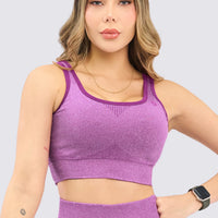 Top seamless color morado, soporte alto, con copas removibles.