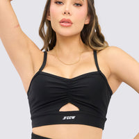 Top deportivo de soporte ligero, con fruncido delantero y asbertura pequeña que aporte sensualidad, con tirantes finos,