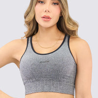 Top seamless deportivo de color negro, de alto soporte, costuras que crean textura.