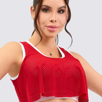 Top deportivo color rojo, con malla superior y top inferior color blanco