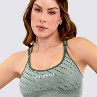 TOP SEAMLESS COLOR VERDE SE AJUSTA AL CUERPO, Y ES RESPIRABLE.