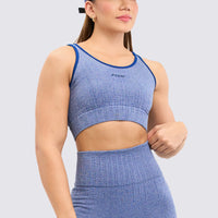 TOP DEPORTIVO SEAMLESS COLOR AZUL, CON ESCOTE TRASERO Y BROCHE AJUSTABLE.