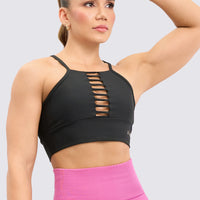 TOP DEPORTIVO COLOR NEGRO, CON TIRANTES Y ESCOTE EN BUSTO.