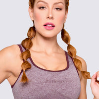 TOP DEPORTIVO SEAMLESS MUJER COLOR ROJO VINO, EFECTO PUSH UP Y COMPRESIÓN.