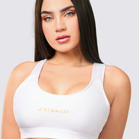 Top deportivo blanco, un esencial para cualquier actividad.