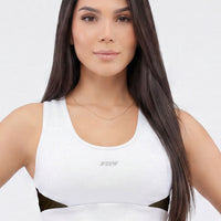 Top deportivo blanco de alto soporte con mallas incrustadas en fondo color pistacho.