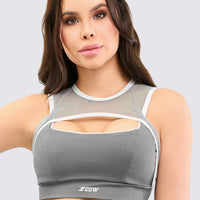 Top deportivo color gris, con detalles de malla y un escote en el busto con costura de refuerzo