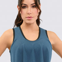 Top deportivo color verde jade, con malla superior y top inferior color negro