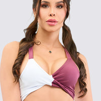 Top deportivo infinito, con delicadas tiras en la espalda. Cada copa presenta un color diferente