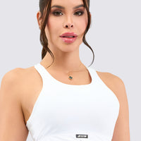 Top deportivo color blanco, presenta tirantes anchos, con un diseño sencillo y elegante