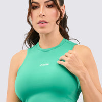 Top deportivo color verde presenta un estilo básico, esencial para cualquier ocasión.