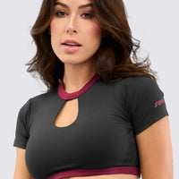 Top mujer deportivo color negro, con detalles en vinotinto y escote trasero.