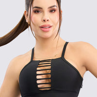 Top deportivo con tirantes frontales, color negro, ajuste perfecto y suave.