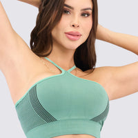 Top deportivo color verde, incluye
copas removibles y patrón de líneas que estiliza la figura.