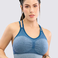 Top deportivo color azul, de tirantes cruzados, paneles anatómicos y de alto soporte.