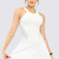 Vestido blanco con short interno y tirantes cruzados traseros.