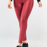 LEGGINGS COLOR VINOTINTO ELABORADOS EN TELA SUPLEX CHINZADO.