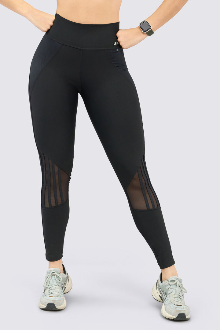 Leggings deportivo color negro, de tiro alto, y mallas delanteras. 