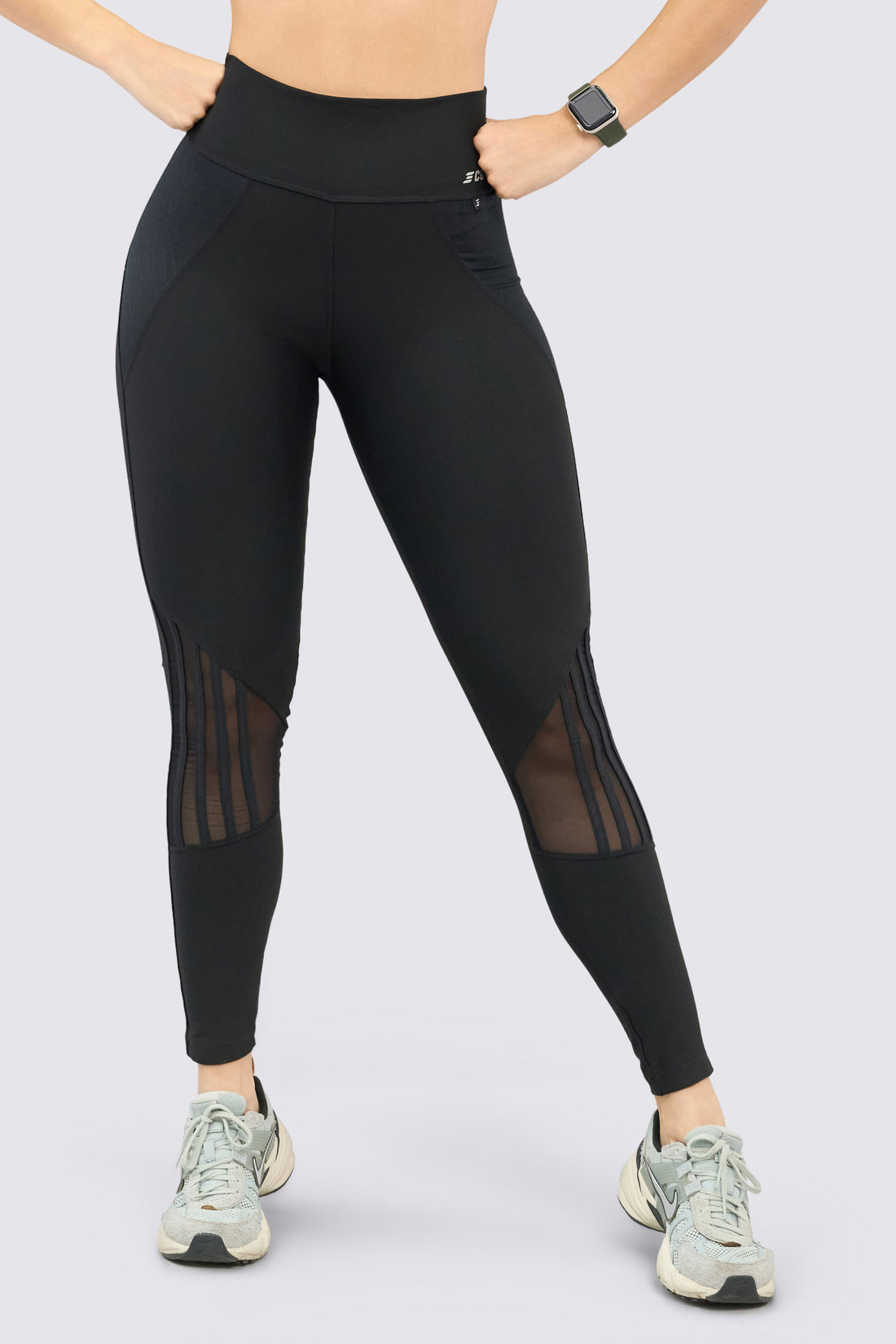 Leggings deportivo color negro, de tiro alto, y mallas delanteras. 
