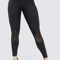 Leggings deportivo color negro, de tiro alto, y mallas delanteras. 