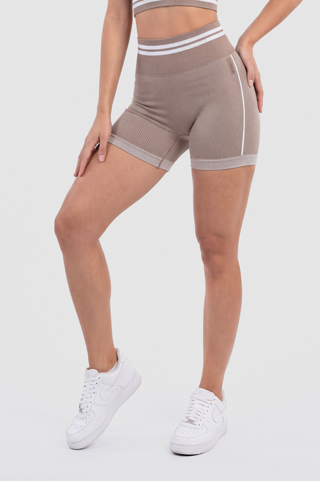 SHORT MOCCA PRETINA ALTA Y FRANJAS BLANCAS PPC