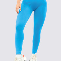 Leggings deportivo color azul turquesa, de tiro alto, pretina que comprime y tecnología que masajea los músculos. 