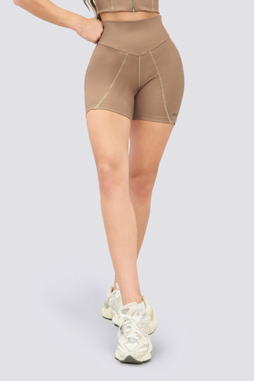 Biker deportivo color mocca de cintura alta, costuras estrategicas que alargan la silueta y ajuste medio. 