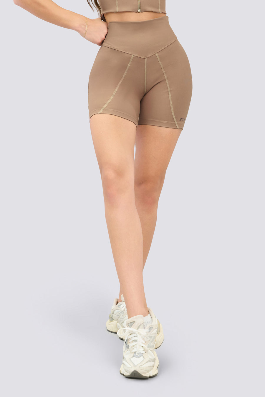 Biker deportivo color mocca de cintura alta, costuras estrategicas que alargan la silueta y ajuste medio. 