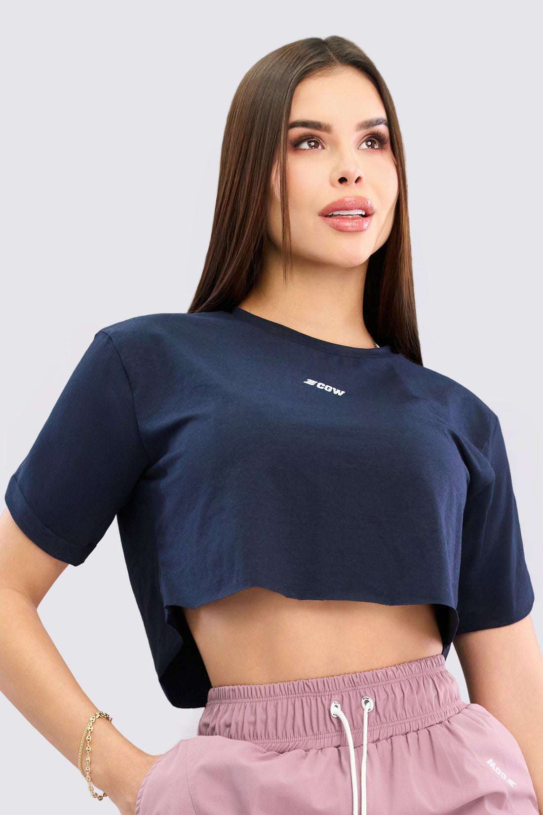 Camiseta crop oversize azul marino con cortes escalera en espalda y mangas fruncidas. 