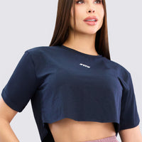 Camiseta crop oversize azul marino con cortes escalera en espalda y mangas fruncidas. 