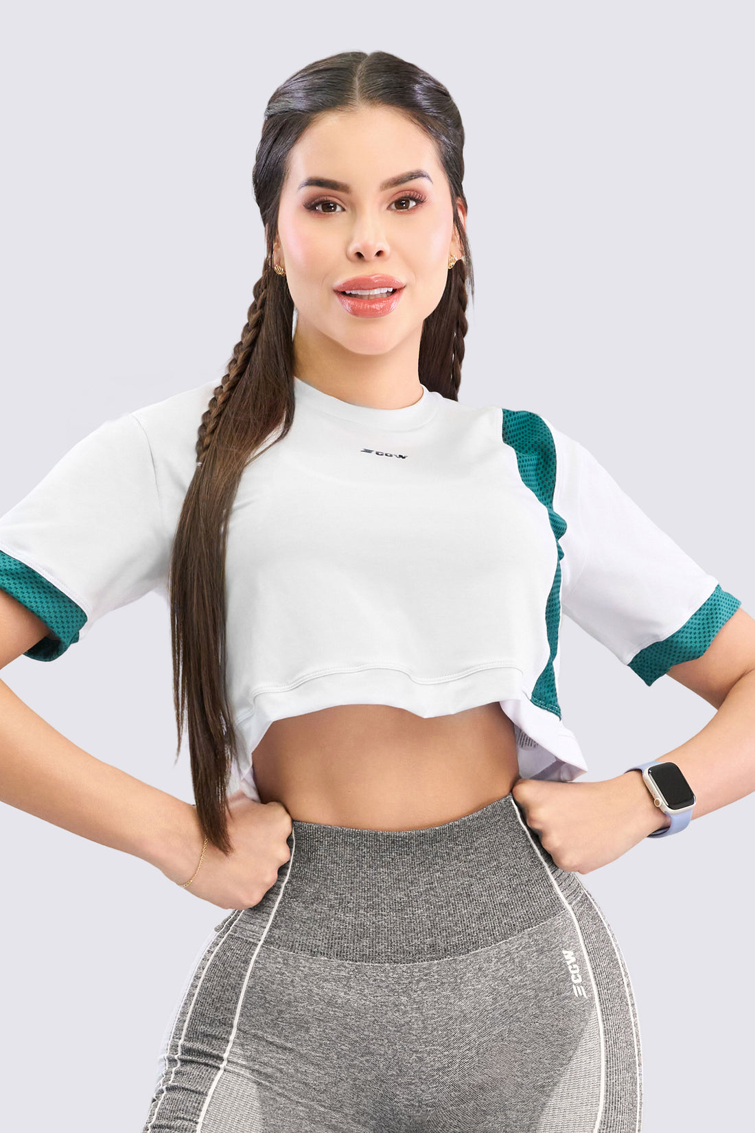 Blusa color blanco, con incrustaciones de malla en color verde. Tela en algodón suave. 