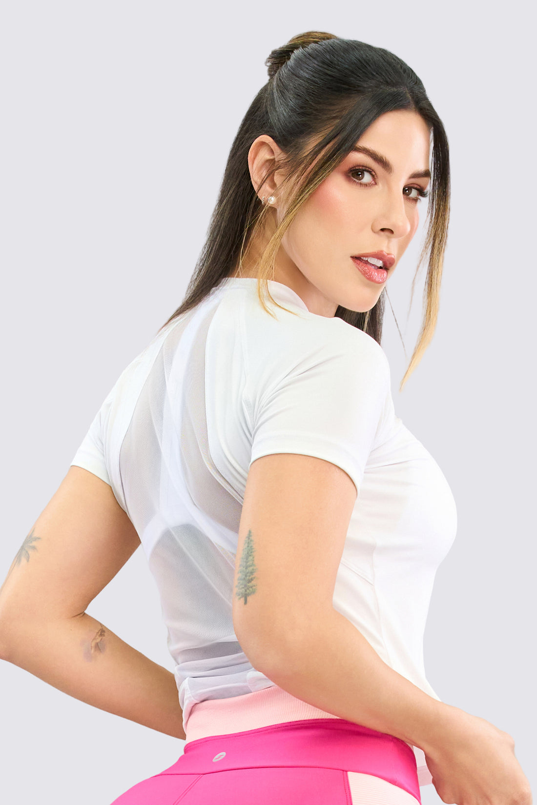 Blusa color blanco, ajuste suave y perfecto con paneles de malla trasera. 