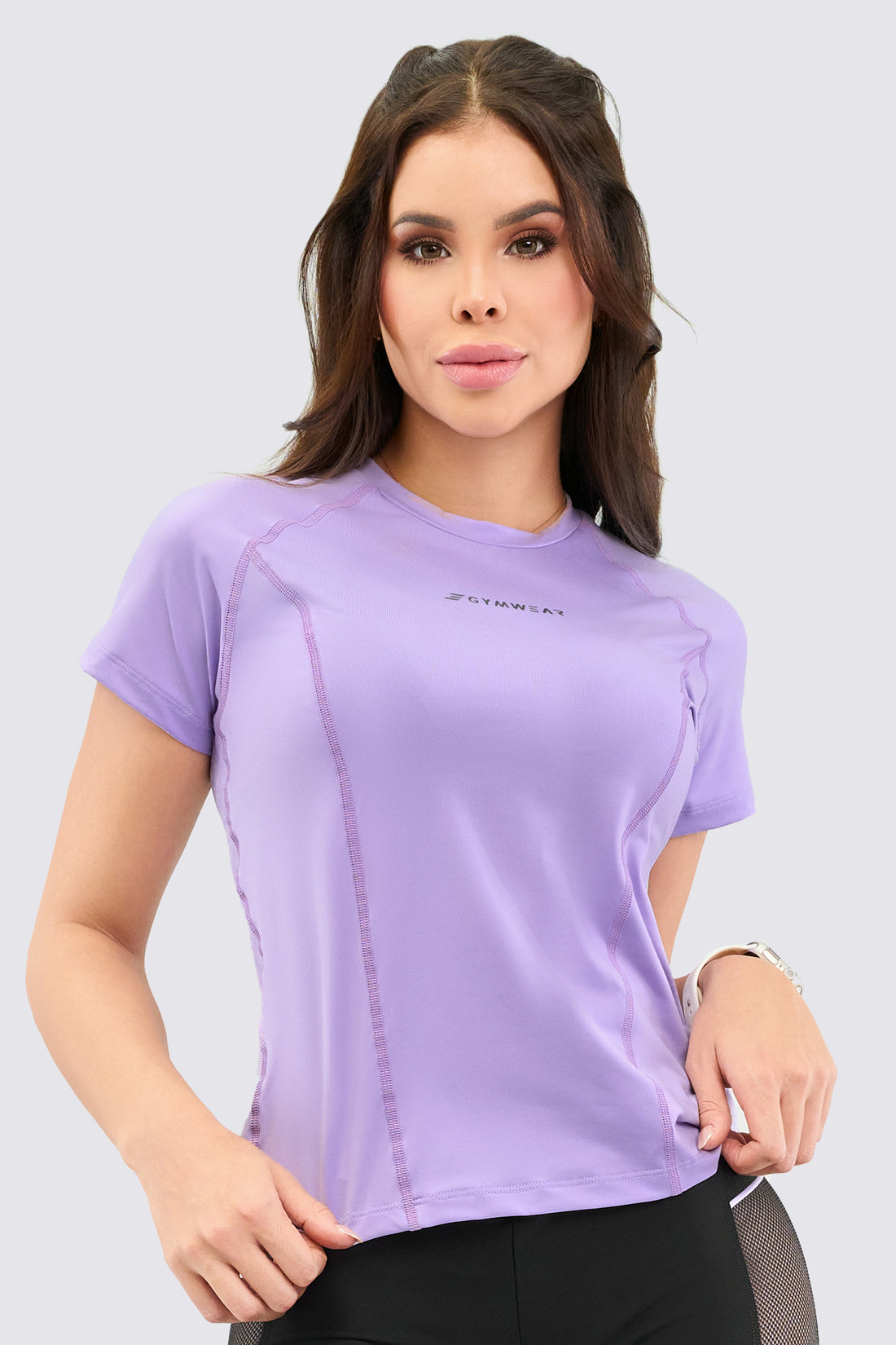 Camiseta color lila ultraligera ofrece comodidad total y libertad de movimiento.