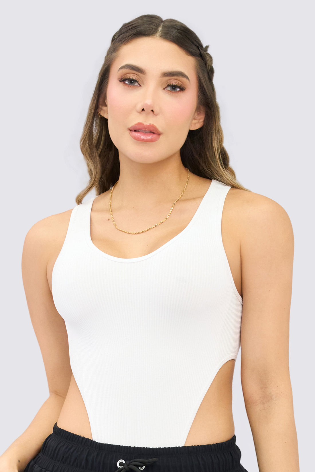 Body seamless color blanco, con estilo de cintura destapada, sin mangas, textura estilo rib. 