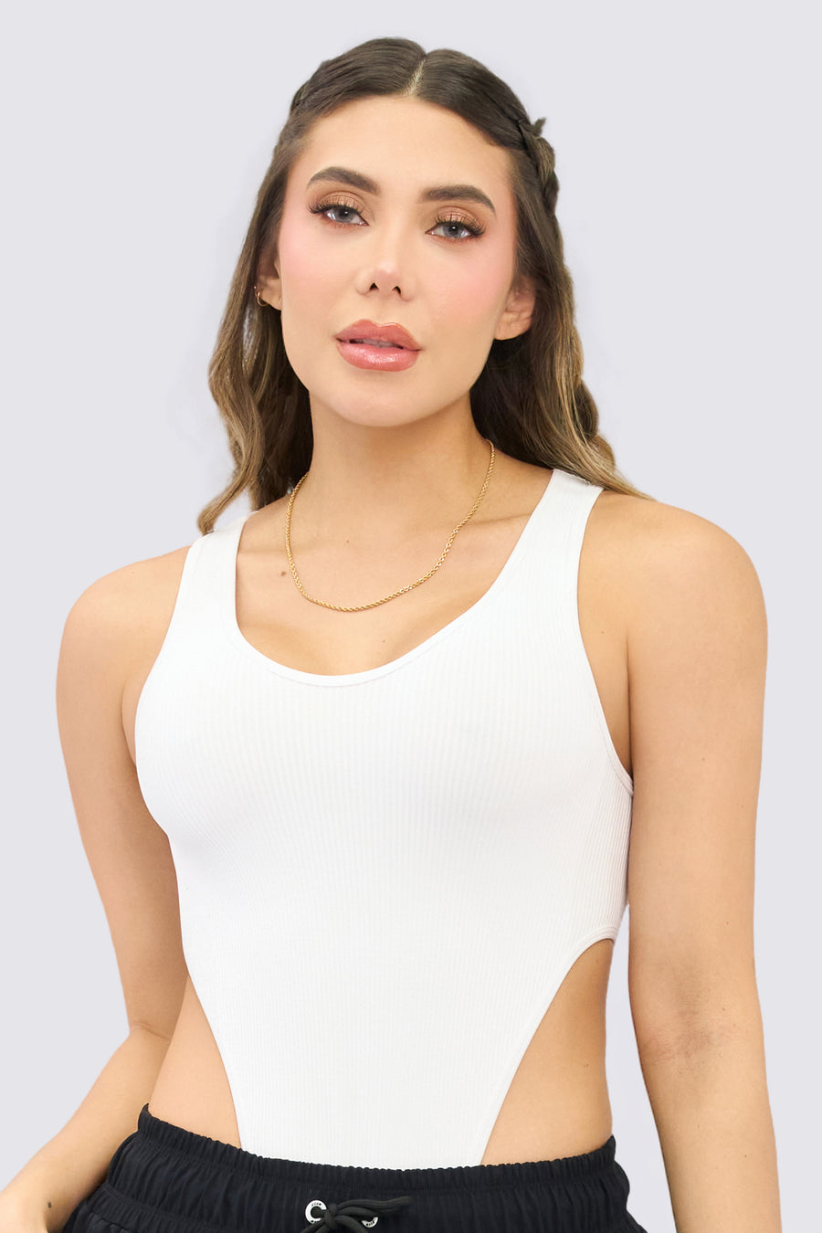 Body seamless color blanco, con estilo de cintura destapada, sin mangas, textura estilo rib. 