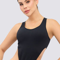 Body seamless color negro, con cintura descubierta y sin mangas. 